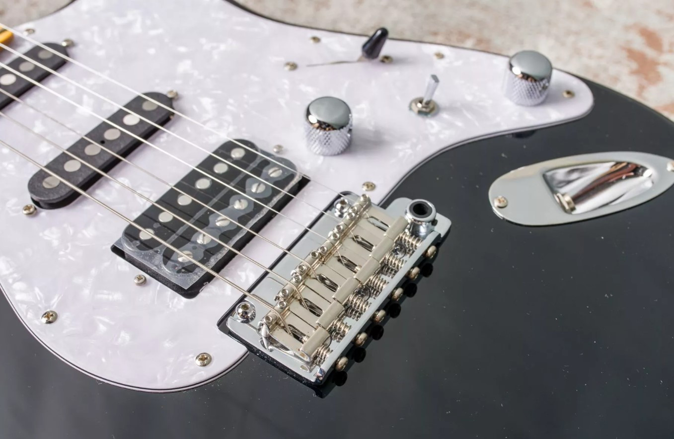 Guitarra eléctrica TOKAI Strato AST114 SH Black Maple
