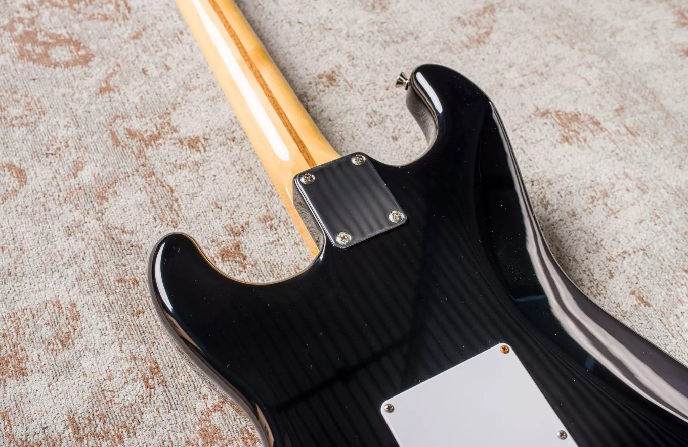 Guitarra eléctrica TOKAI Strato AST114 SH Black Maple