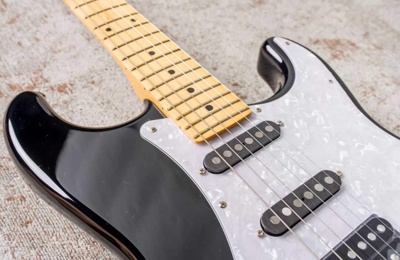 Guitarra eléctrica TOKAI Strato AST114 SH Black Maple